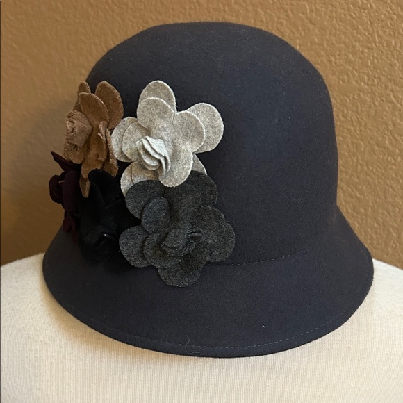 Accessories - Chic Women's Floral Hat in Black